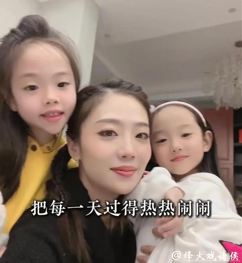 杨威女儿9岁生日,姐姐个头矮一截,妹妹近视眼,双胞胎差别好大 杨威女儿9岁生日,姐姐个头矮一截,妹妹近视眼,双胞胎差别好大