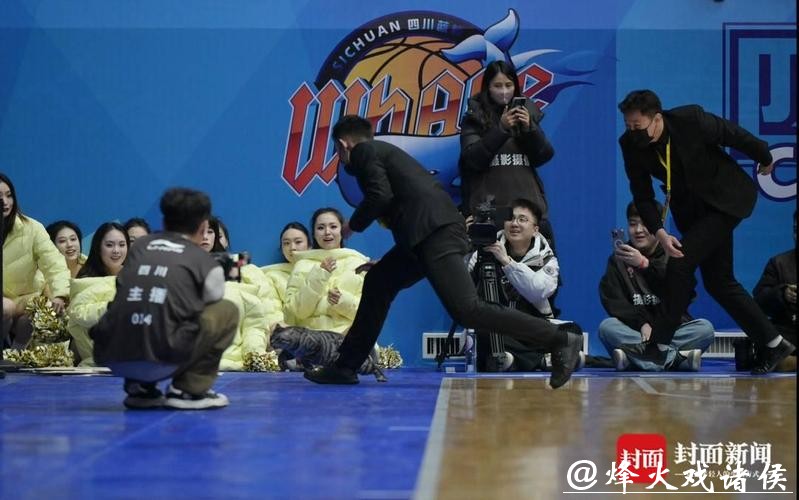 CBA赛场“意外”:两只猫咪闯入捣乱,保安上演爆笑追逐战 CBA赛场“意外”:两只猫咪闯入捣乱,保安上演爆笑追逐战